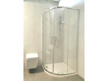 Čtvrtkruhový sprchový kout Besteco Gigi 80x80 cm s pruhovaným dekorem a chromovými profily.