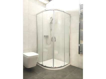 Čtvrtkruhový sprchový kout Besteco Gigi 90x90 cm s pruhovaným dekorem a chromovými profily.