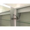 Detail vnitřního propojovacího kabelu LED osvětlení u pantu zrcadlové skříňky