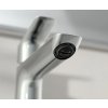 Detailní pohled na vysoký výtok chromové baterie Hansgrohe Logis