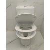 Detailní pohled na WC kombi TR1197 s otevřeným sedátkem a víkem, ukazující vnitřní prostor toaletní mísy.