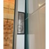 Boční pohled na LED zrcadlo BESTECO ukazující integrovaný Bluetooth reproduktor.
