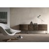 Moderní obývací pokoj se světle šedou dlažbou a stěnovým obkladem kontext light grey 60x60