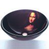 Vícebarevné umělecké skleněné umyvadlo na desku besteco Mona Lisa o průměru 42 cm, detail unikátního malovaného dekoru a masivních leštěných hran tvrzeného bezpečnostního skla.