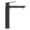[Kód: 1017292430] Vysoká umyvadlová baterie GROHE Cubeo matná černá detail pro umyvadla na desku.