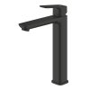 [Kód: 1017292430] Vysoká umyvadlová baterie GROHE Cubeo matná černá detail pro umyvadla na desku.