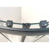 Detailní pohled na horní pojezdová kolečka v černém provedení na skle sprchového koutu Besteco Hammer Black