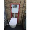 Chytré závěsné bidetovací WC Besteco namontované na předstěnovém instalačním modulu v showroom