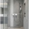 Designová sprchová baterie Besteco Weiss nainstalovaná v moderním sprchovém koutu s betonový obkladem