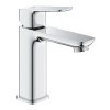 [Kód: 1017550000] Umyvadlová baterie GROHE Cubeo chrom detail oblého designu a ovládací páky.