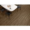 dlažba v designu dřeva Delamare Dark Brown na podlaze v moderním interiéru