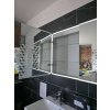 [Kód: MC-CR1070] Zrcadlová skříňka BESTECO Prince 100x70 cm s oblými rohy, pískovaným okrajem a LED osvětlením, vybavená panty Blum.