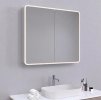 [Kód: MS-CR8070] Zrcadlová skříňka BESTECO King 80x70 cm s oblými rohy, pískovaným okrajem a LED osvětlením, vybavená panty Blum.