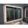Detail bočního podsvícení a odrazu u koupelnového LED zrcadla Besteco 120x80 cm
