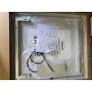 Pohled na zadní stranu rozbaleného LED zrcadla s elektroinstalací a ochranným obalem