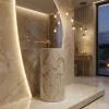 Designové umyvadlo Revello z litého mramoru v teplém wellness interiéru s LED osvětlením