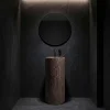 Designové volně stojící umyvadlo Rossana v tmavém luxusním interiéru s podsvíceným zrcadlem