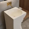 Detailní pohled zhora na kulatou mísu umyvadla Travena Square s podomítkovou baterií