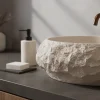 Detailní pohled na skální plastickou texturu umyvadla Mika v odstínu Warm Beige