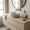 Umyvadlo Mika Warm Beige v moderním přírodním koupelnovém interiéru