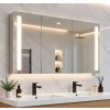 Třídveřová zrcadlová skříňka Stripe 120x70 cm s LED osvětlením nad dvojumyvadlem v světlé koupelně Kód: MARSG120