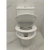 Detailní pohled na WC kombi TR1197 s otevřeným sedátkem a víkem, ukazující vnitřní prostor toaletní mísy.