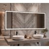 [Kód: MFA14600H] Široké LED zrcadlo 140x60 cm s matným černým hliníkovým rámem zavěšené v moderní koupelně.