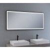 [Kód: MFA14600H] Široké LED zrcadlo 140x60 cm s matným černým hliníkovým rámem zavěšené v moderní koupelně.