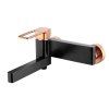 Nástěnná vanová baterie Besteco Black Brass v černé barvě s mosaznými detaily.