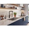 Vysoká dřezová baterie Besteco Nobless v matně černém provedení s mosaznými detaily.